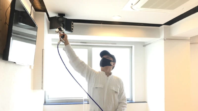光触媒 作業中の写真